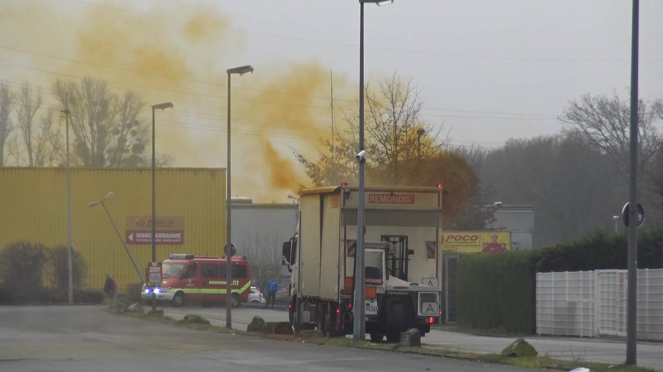 Eine gelbe Chemie-Wolke kommt aus dem Lastwagen: Sie enthält gesundheitsgefährdende Schadstoffe.