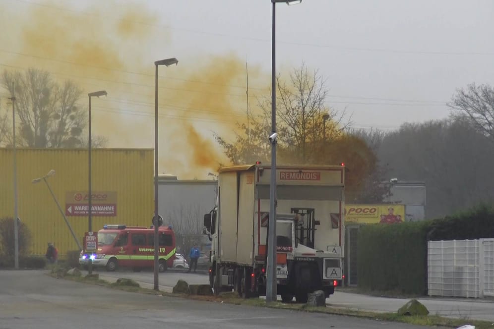 Eine gelbe Chemie-Wolke kommt aus dem Lastwagen: Sie enthält gesundheitsgefährdende Schadstoffe.
