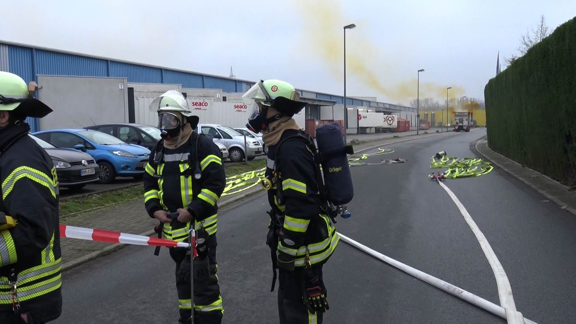 Feuerwehr-Männer mit Atemmasken in der Nähe der Wolke: Bei dem Einsatz kommen schwere Geschütze zum Einsatz.