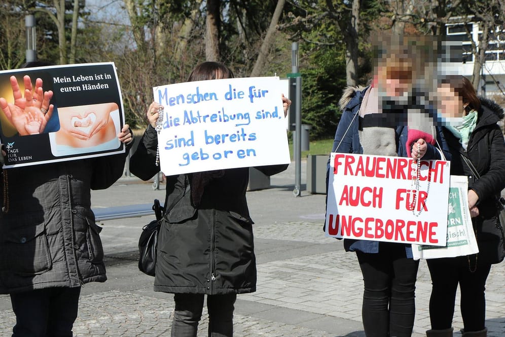 Abtreibungsgegner protestieren vor der Beratungsstelle von Pro Familia in Frankfurt. (Archivbild) Die Einschränkungen des Protests waren rechtswidrig.