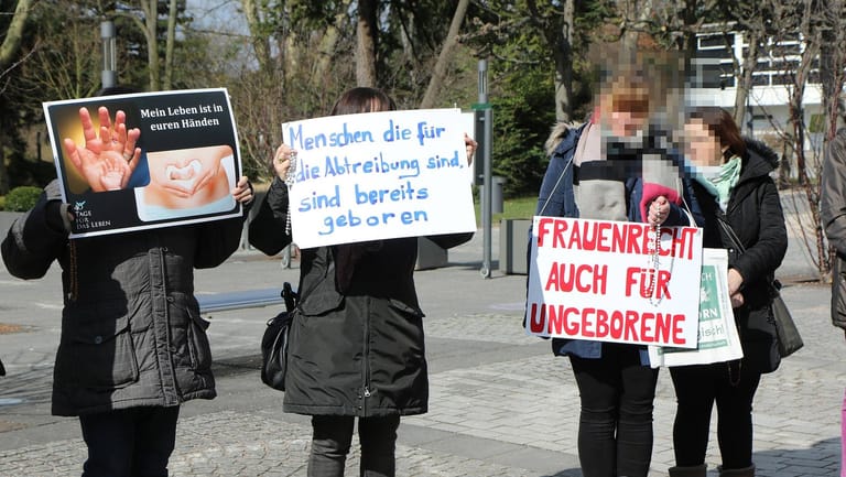 Abtreibungsgegner protestieren vor der Beratungsstelle von Pro Familia in Frankfurt. (Archivbild) Die Einschränkungen des Protests waren rechtswidrig.