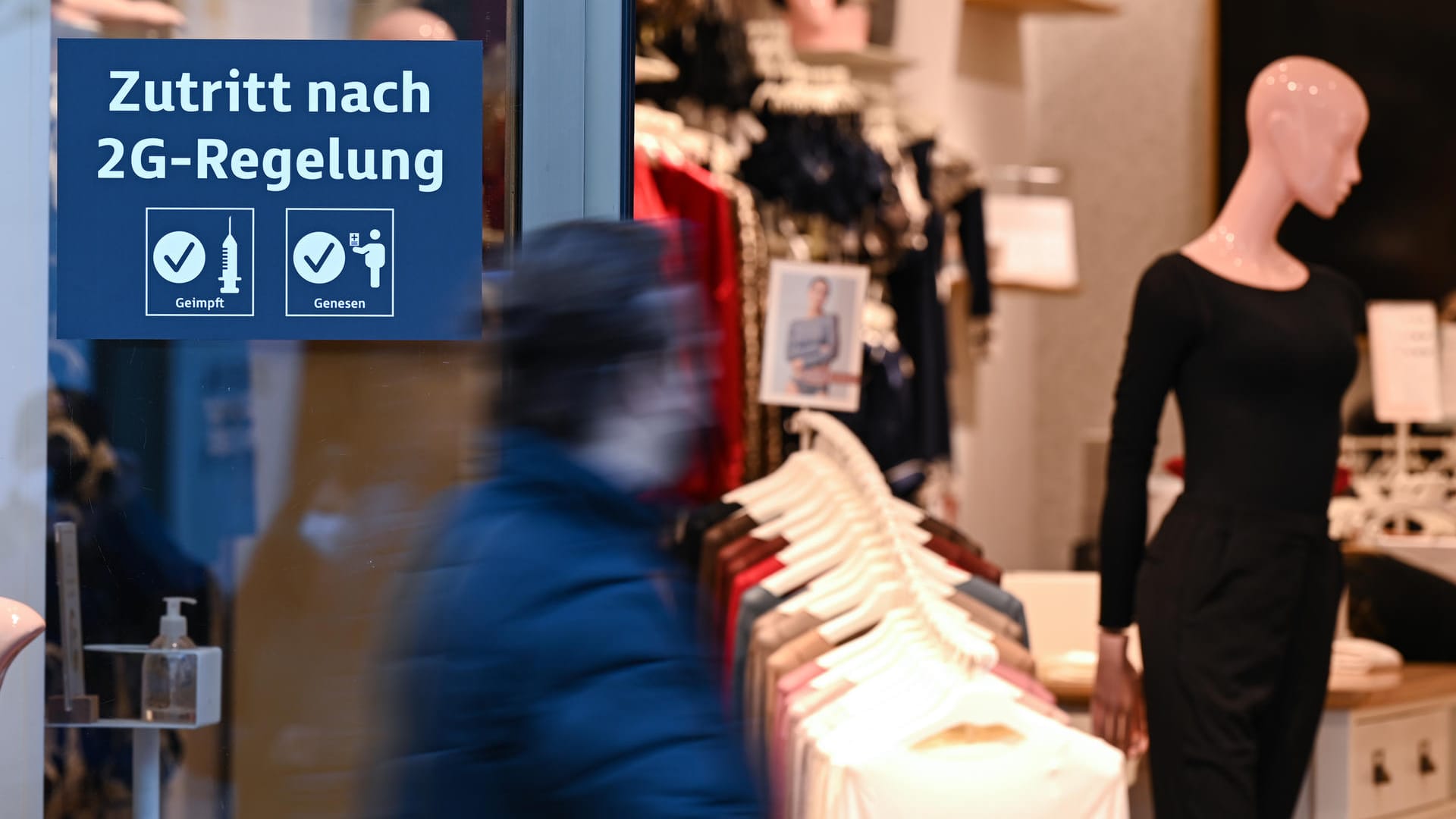 "Zutritt nach 2G-Regelung" in einem Frankfurter Kaufhaus: In Niedersachsen wurde diese Regel jetzt gekippt. "Zutritt nach 2G-Regelung" in einem Frankfurter Kaufhaus: In Niedersachsen wurde diese Regel jetzt gekippt.