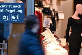 "Zutritt nach 2G-Regelung" in einem Frankfurter Kaufhaus: In Niedersachsen wurde diese Regel jetzt gekippt.
