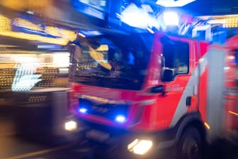 Ein Feuerwehrfahrzeug im Einsatz (Archivbild): In Leverkusen ist ein größeres Feuer ausgebrochen.