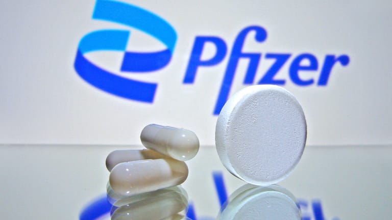 Pillen von Pfizer (Symbolbild): Das Covid-Medikament des US-Herstellers reduziert das Klinikrisiko Studien zufolge um 90 Prozent.