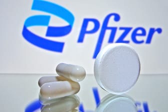 Pillen von Pfizer (Symbolbild): Das Covid-Medikament des US-Herstellers reduziert das Klinikrisiko Studien zufolge um 90 Prozent.