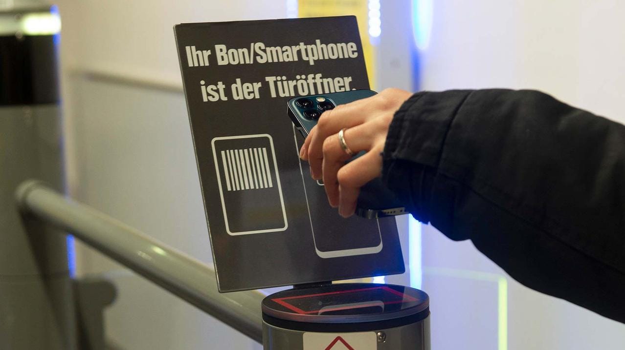 QR-Code: Am Eingang und Ausgang der hybriden Netto-Filiale befinden sich Gates, an denen Kunden mit dem Handy ein- und auschecken können.