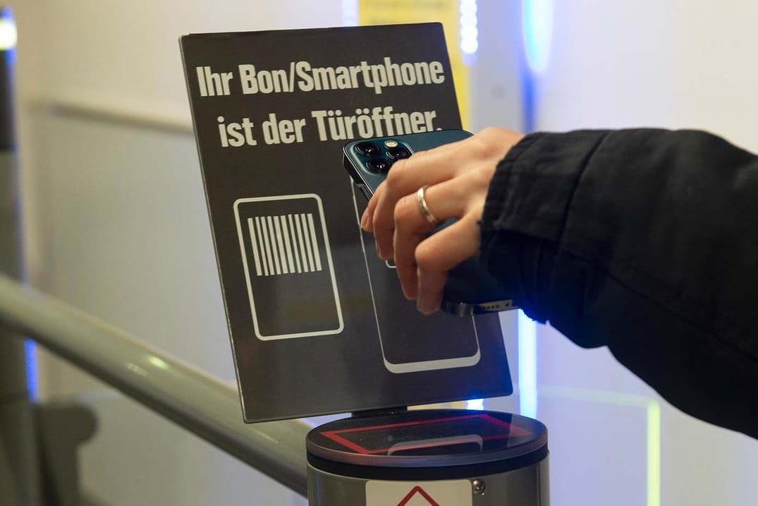 QR-Code: Am Eingang und Ausgang der hybriden Netto-Filiale befinden sich Gates, an denen Kunden mit dem Handy ein- und auschecken können.