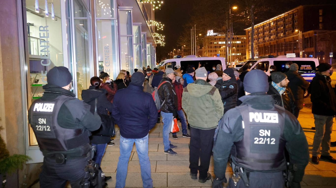 Polizei-Einsatz bei Corona-Protest (Symbolbild): In Sachsen sind die Proteste besonders gut besucht.