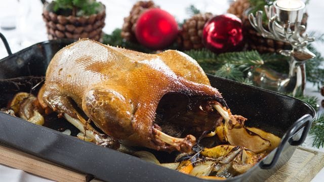 Gänsebraten: Für das Weihnachtsfestessen muss viel Vorbereitungszeit eingeplant werden.