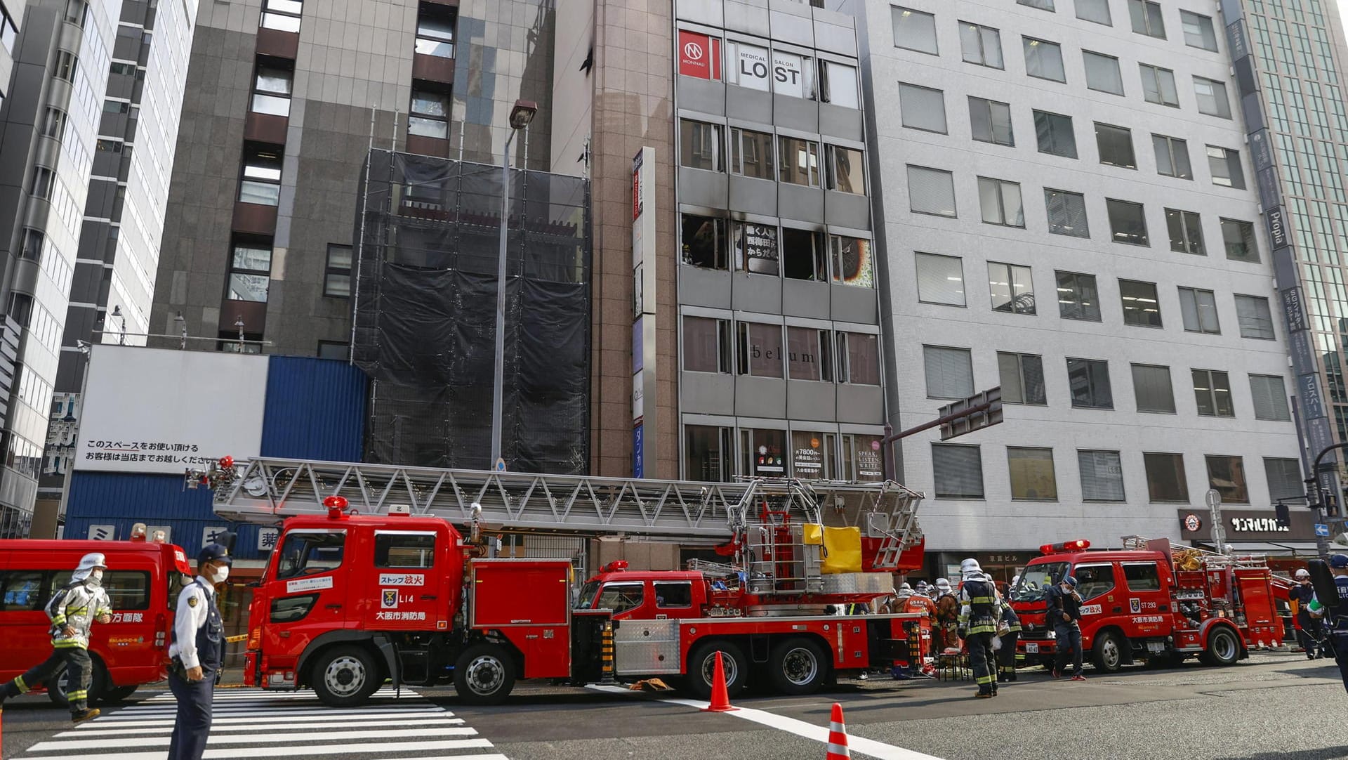 Einsatzkräfte in Osaka: Bei einem Gebäudebrand sind Berichten zufolge viele Menschen ums Leben gekommen. Einsatzkräfte in Osaka: Bei einem Gebäudebrand sind Berichten zufolge viele Menschen ums Leben gekommen.