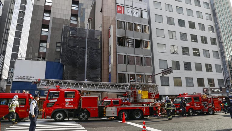 Einsatzkräfte in Osaka: Bei einem Gebäudebrand sind Berichten zufolge viele Menschen ums Leben gekommen.