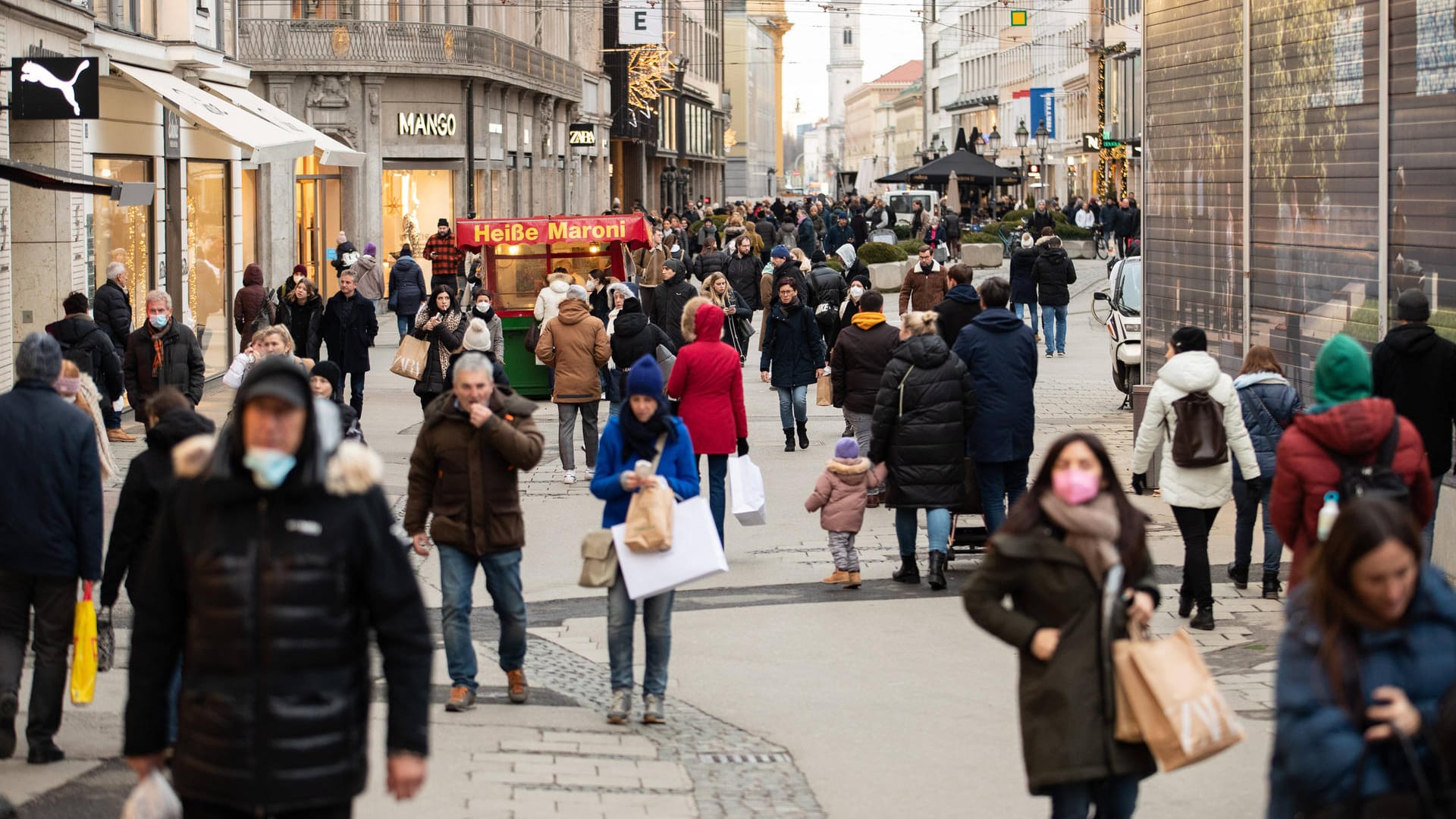 Menschen in München (Symbolbild): Das RKI dringt auf eine stärkere Beschränkung der Kontakte.