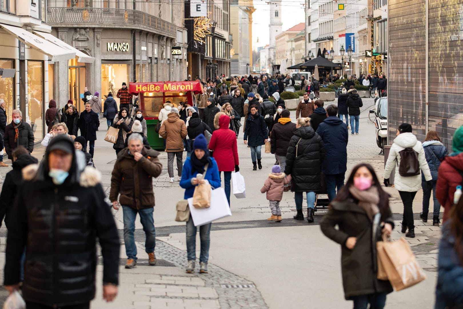 Menschen in München (Symbolbild): Das RKI dringt auf eine stärkere Beschränkung der Kontakte.