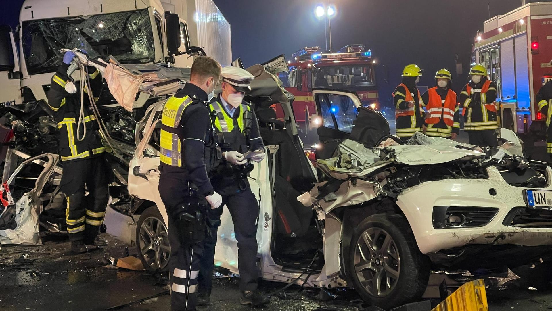 Total zerstörte Wracks nach dem Unfall: Für einen 40-Jährigen kam jede Hilfe zu spät. Total zerstörte Wracks nach dem Unfall: Für einen 40-Jährigen kam jede Hilfe zu spät.