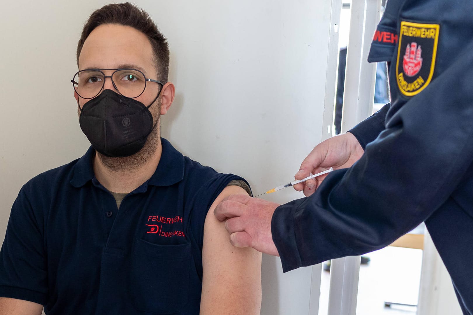 Ein Feuerwehrmann wird geimpft: Eine Impfpflicht für bestimmte Beamte steht jetzt zur Debatte.