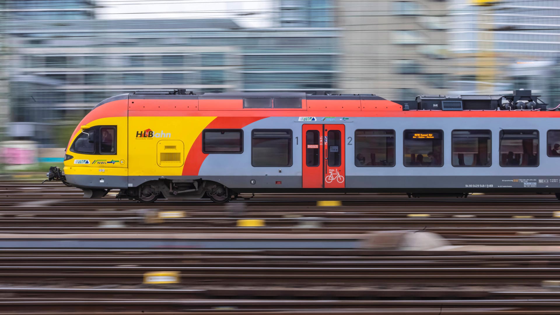 Zug der Hessischen Landesbahn (Archivbild): Eine Regionalstrecke blieb nach dem Vorfall zweieinhalb Stunden gesperrt.