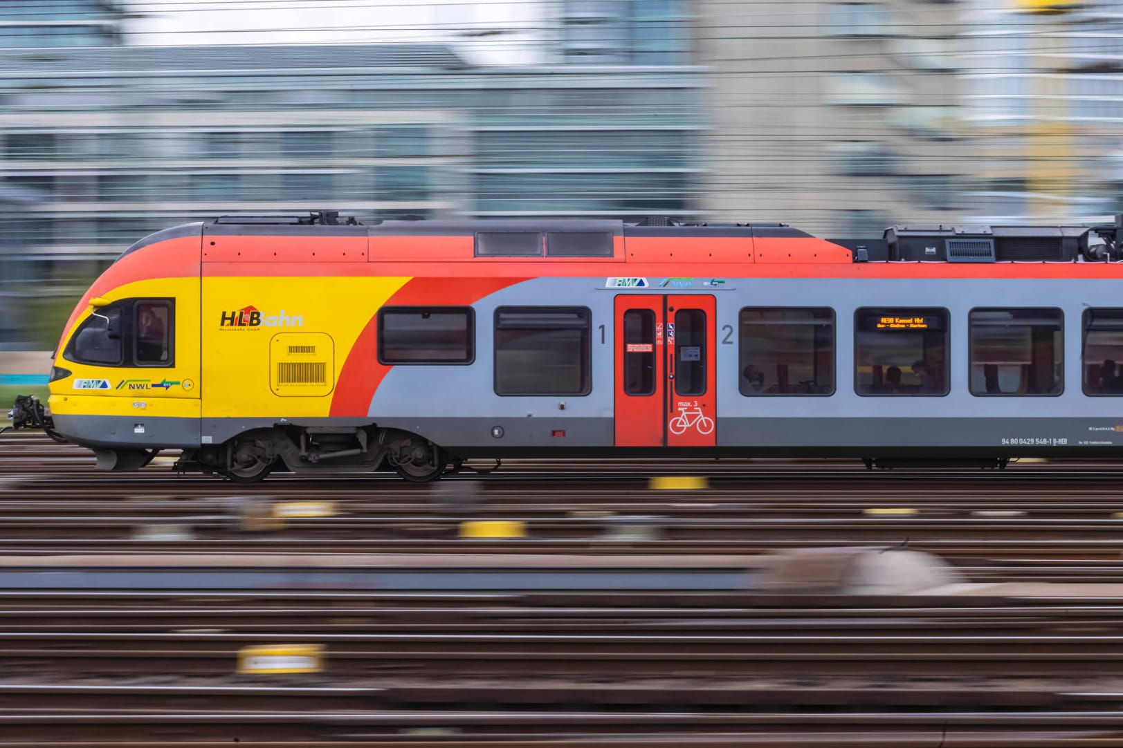 Zug der Hessischen Landesbahn (Archivbild): Eine Regionalstrecke blieb nach dem Vorfall zweieinhalb Stunden gesperrt.