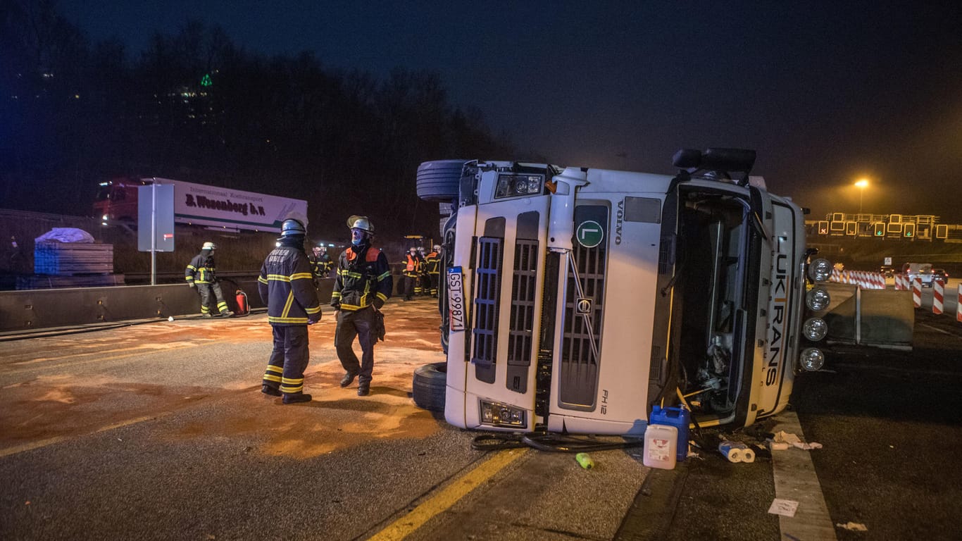 Ein Lkw ist auf die Seite gekippt: Der Unfall sorgte für einen langen Stau.