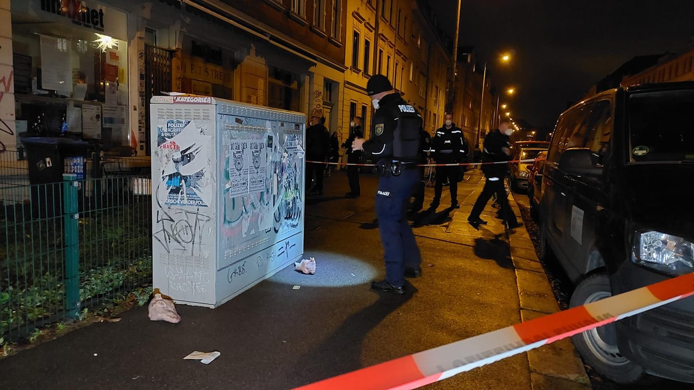 Ein Polizist fotografiert die Schafsköpfe: Es wird vermutet, dass die Attacke mit dem Angriff auf eine Leipziger Moschee Anfang der Woche zusammenhängt.