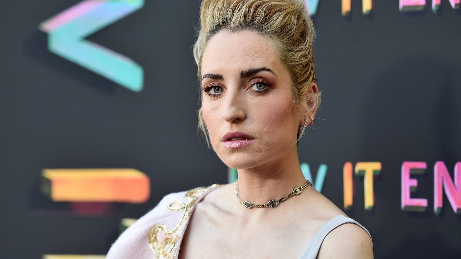 Zoe Lister-Jones: Die Schauspielerin berichtet auf Instagram von Begegnungen mit Chris Noth.