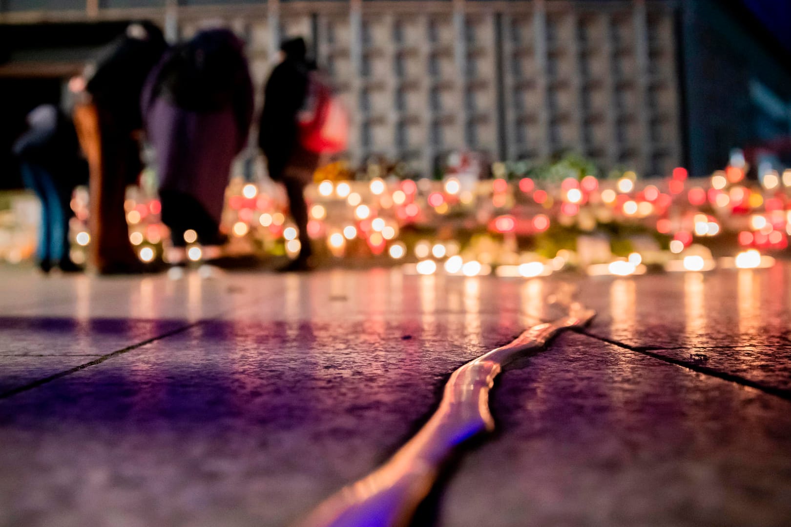 Menschen stehen bei der Gedenkfeier am vierten Jahrestag am Mahnmal "Goldener Riss" (Archivbild): Zum fünften Jahrestag des Anschlags werden am Sonntagabend Bundespräsident Steinmeier, Bundestagspräsidentin Bas (SPD) und Berlins Regierender Bürgermeister Müller (SPD) erwartet.