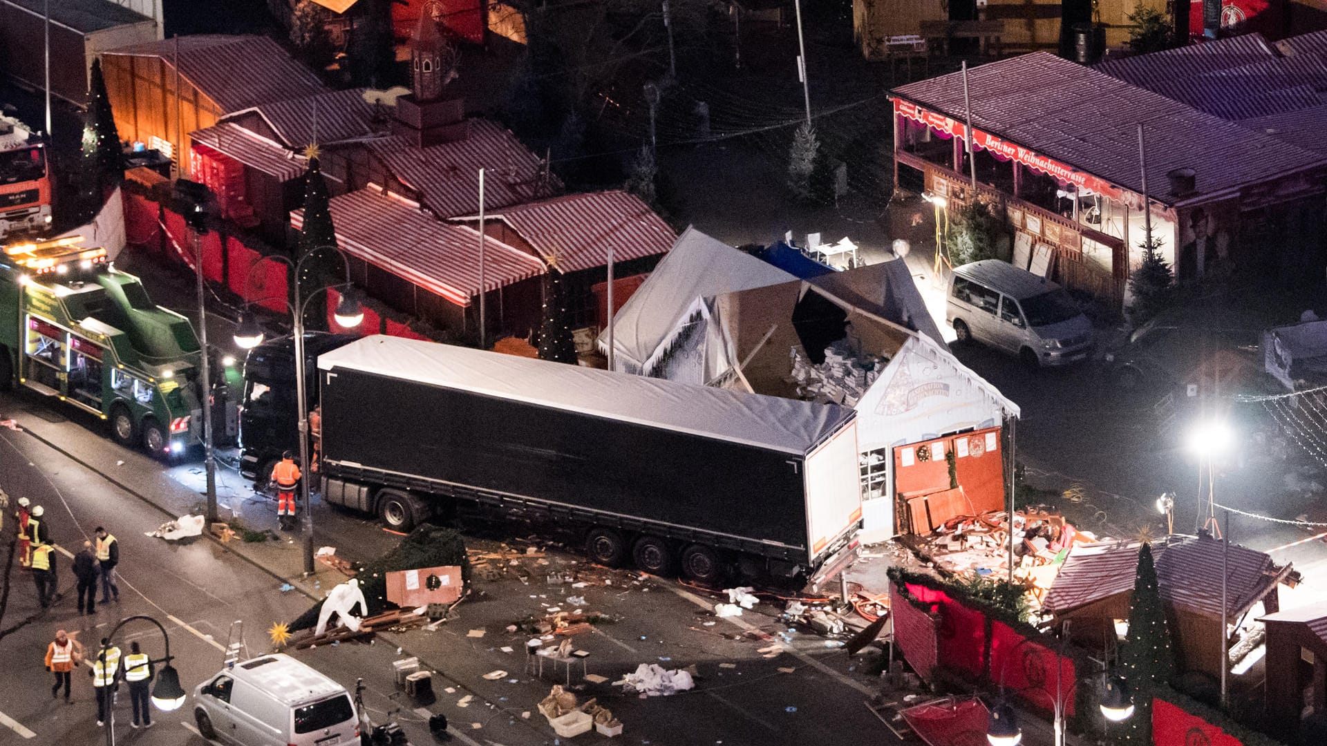 Eine Schneise der Verwüstung nach dem Anschlag auf den Weihnachtsmarkt im Dezember 2016 (Archivbild): Fünf Jahre nach der Tat fühlen sich viele Opfer und Hinterbliebene nicht ausreichend unterstützt.