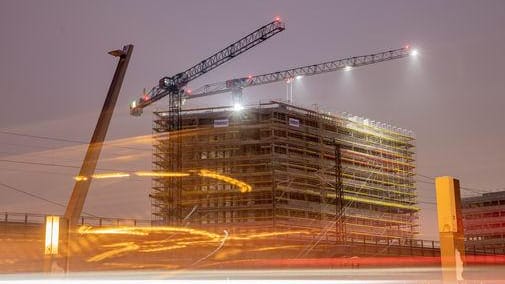 Eine Baustelle in Berlin-Mitte (Symolbild): Besonders im Bausektor ist die wirtschaftliche Stimmung schlecht.