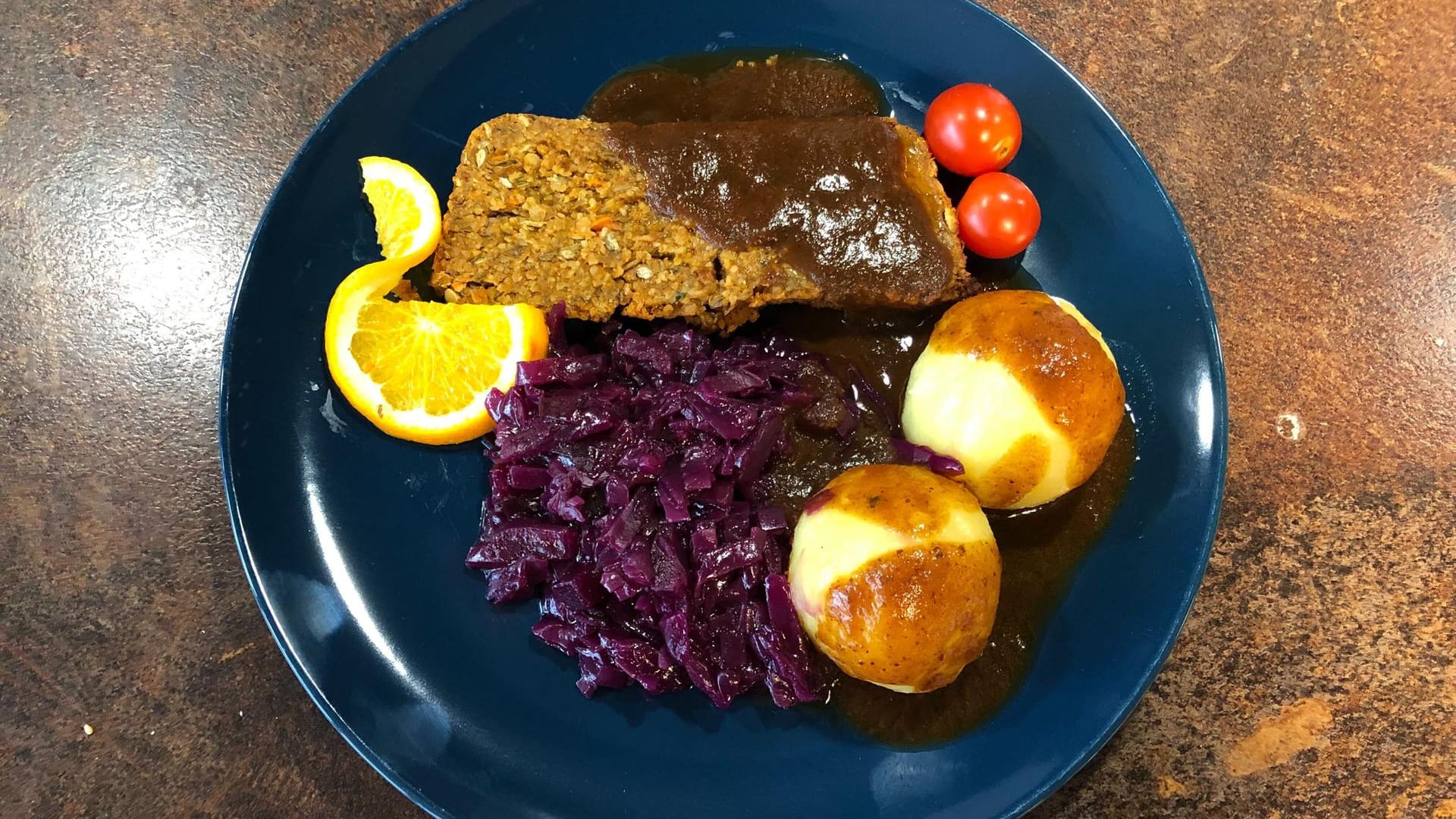 Linsenbraten: So sieht die vegetarische Alternative mit Rotkohl und Klößen aus.