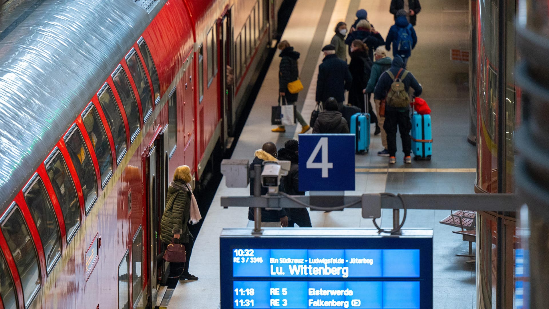 Bahnfahren: Bei der Deutschen Bahn gilt wegen der Corona-Pandemie derzeit die 3G-Regel.