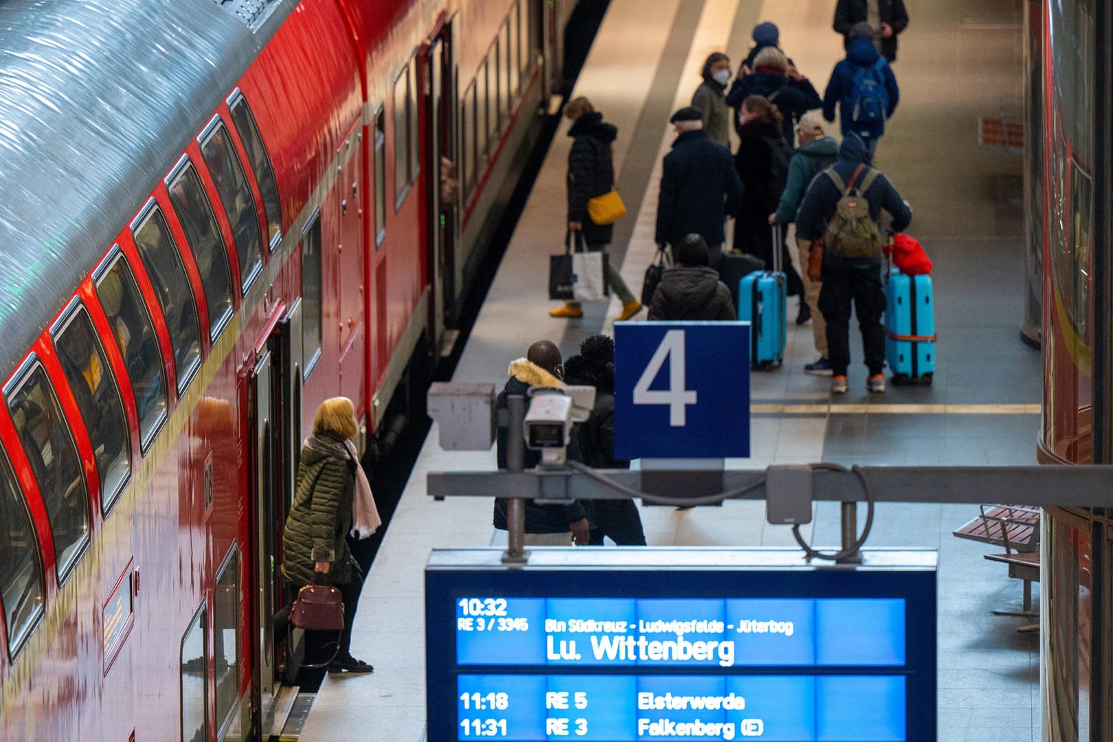 Bahnfahren: Bei der Deutschen Bahn gilt wegen der Corona-Pandemie derzeit die 3G-Regel.