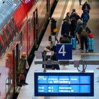 Bahnfahren: Bei der Deutschen Bahn gilt wegen der Corona-Pandemie derzeit die 3G-Regel.