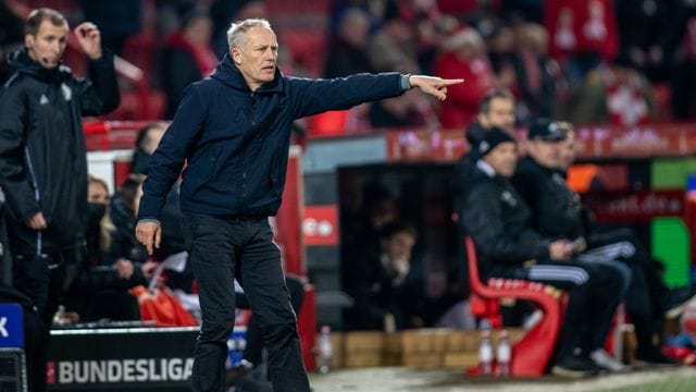 Freiburgs Trainer Christian Streich gibt seiner Mannschaft die Richtung vor. Freiburgs Trainer Christian Streich gibt seiner Mannschaft die Richtung vor.