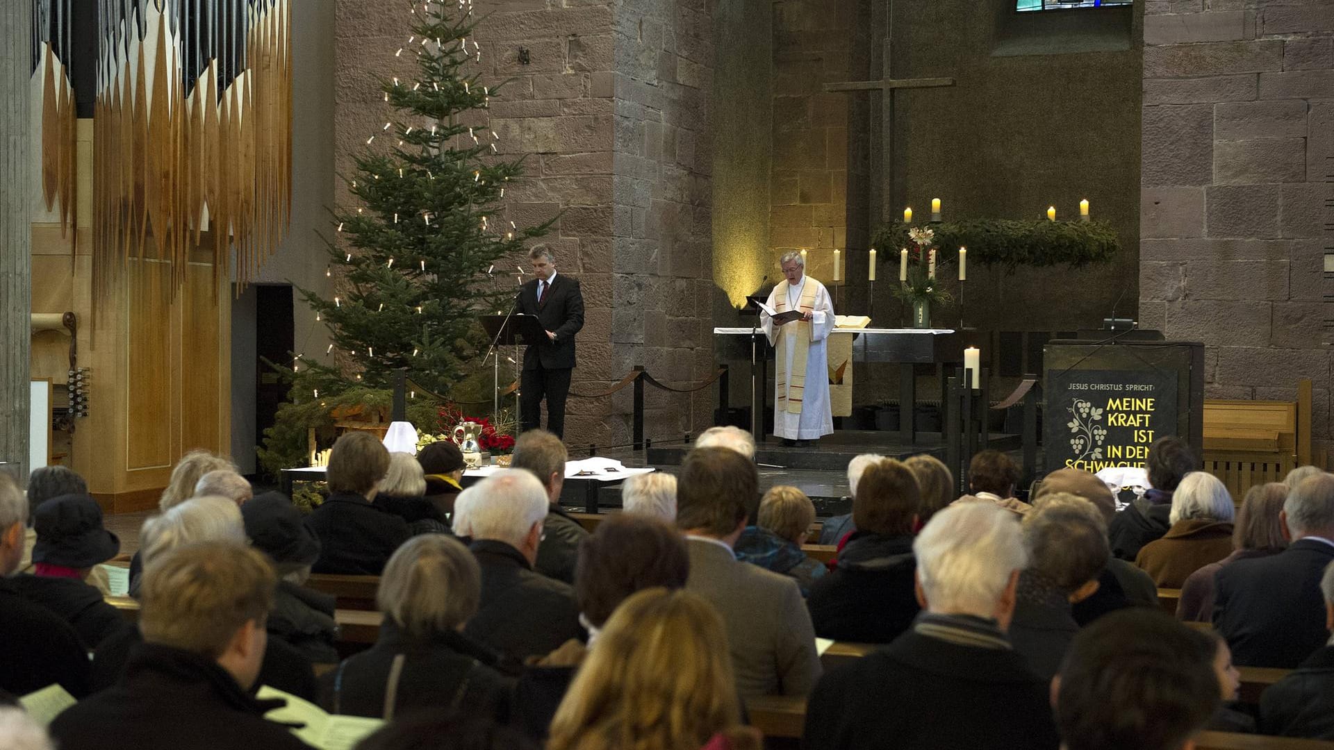 Weihnachtsgottesdienst: Auf den Homepages der Gemeinden oder per telefonischer Nachfrage im Pfarrbüro lässt sich am leichtesten ermitteln, welche Corona-Regeln gerade gelten.