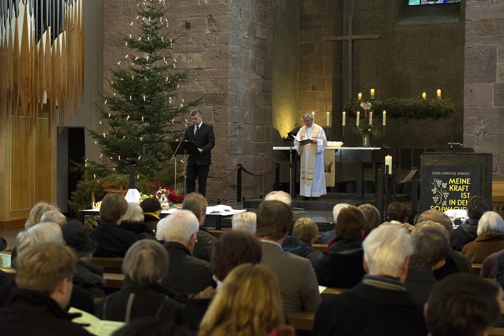 Weihnachtsgottesdienst: Auf den Homepages der Gemeinden oder per telefonischer Nachfrage im Pfarrbüro lässt sich am leichtesten ermitteln, welche Corona-Regeln gerade gelten.