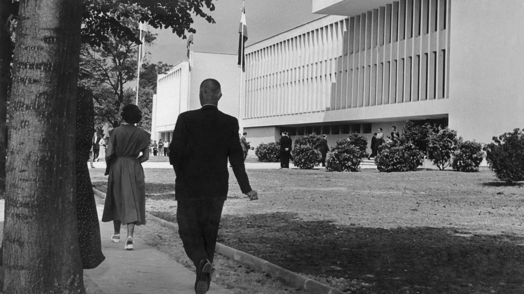 Passanten vor der Freien Universität Berlin, 1954: Ein Verbrechen in Berlin lässt Erinnerungen an den Kalten Krieg wach werden.