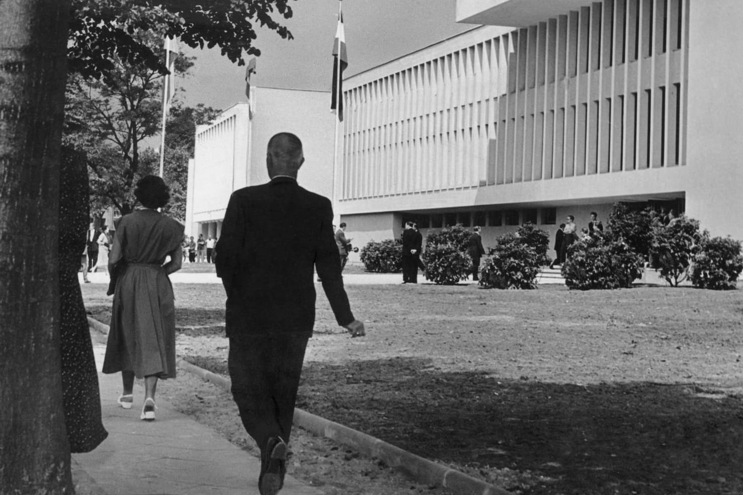 Passanten vor der Freien Universität Berlin, 1954: Ein Verbrechen in Berlin lässt Erinnerungen an den Kalten Krieg wach werden.