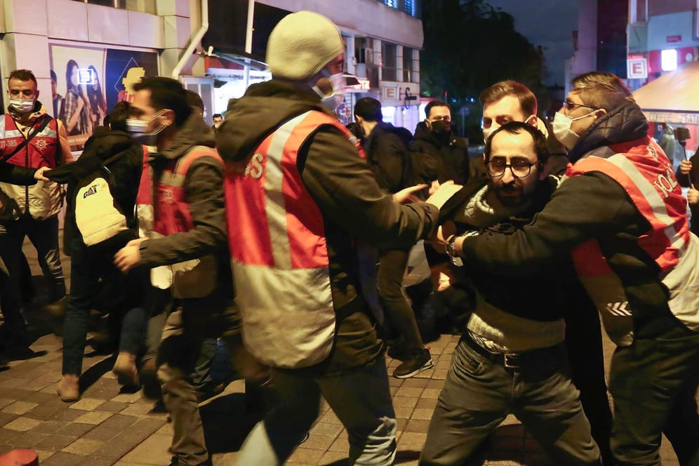 Demo in Istanbul gegen die Lira-Inflation: Seit Wochen häufen sich die Demonstrationen in Großstädten wie Istanbul gegen die türkische Zinspolitik und die hohe Inflation im Land.