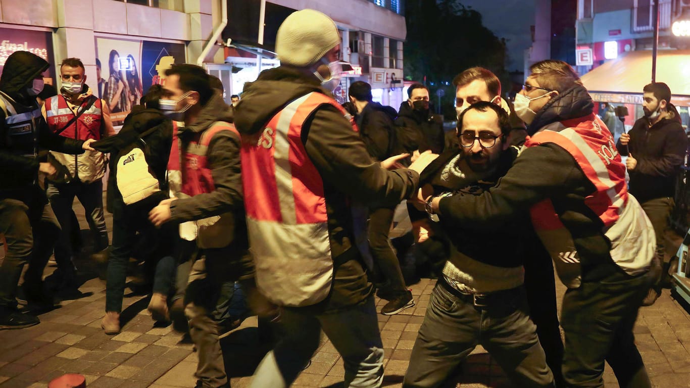 Demo in Istanbul gegen die Lira-Inflation: Seit Wochen häufen sich die Demonstrationen in Großstädten wie Istanbul gegen die türkische Zinspolitik und die hohe Inflation im Land.
