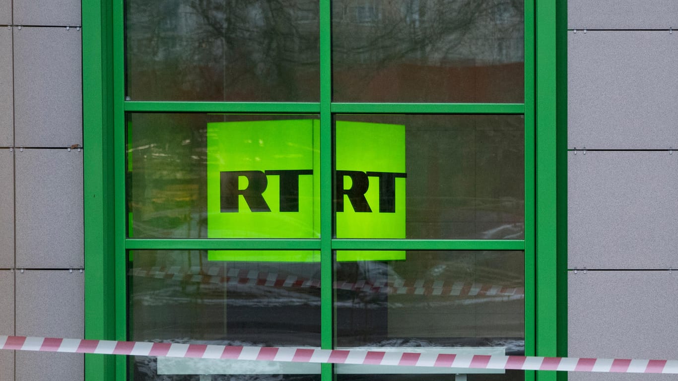 Das Logo des staatlichen russischen TV-Senders RT im Fenster des Firmenbüros: Youtube hat einen deutschsprachigen Kanal entfernt.