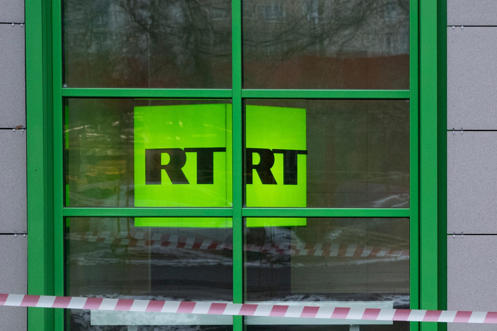 Das Logo des staatlichen russischen TV-Senders RT im Fenster des Firmenbüros: Youtube hat einen deutschsprachigen Kanal entfernt.