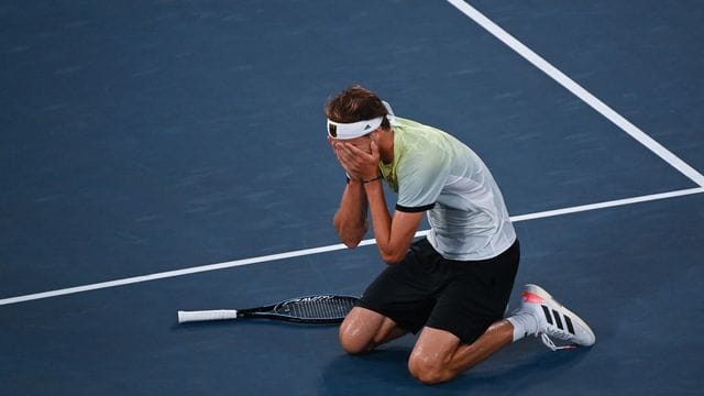 Alexander Zverev hat in Tokio die Goldmedaille im Herren-Einzel gewonnen und sinkt auf die Knie.