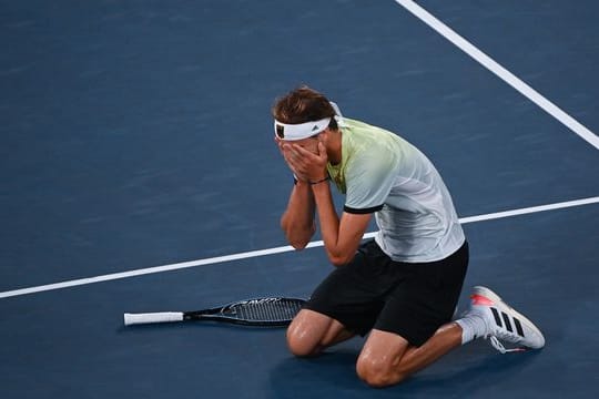 Alexander Zverev hat in Tokio die Goldmedaille im Herren-Einzel gewonnen und sinkt auf die Knie.