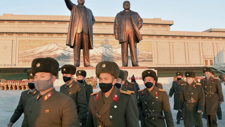 Nordkoreanische Soldaten besuchen den Mansu-Berg am 10. Jahrestag des Todes des zweiten Führers Kim Jong Il: Im Hintergrund sind Statuen von Nordkoreas Staatsgründer Kim Il Sung (l) und seinem Sohn Kim Jong Il zu sehen.