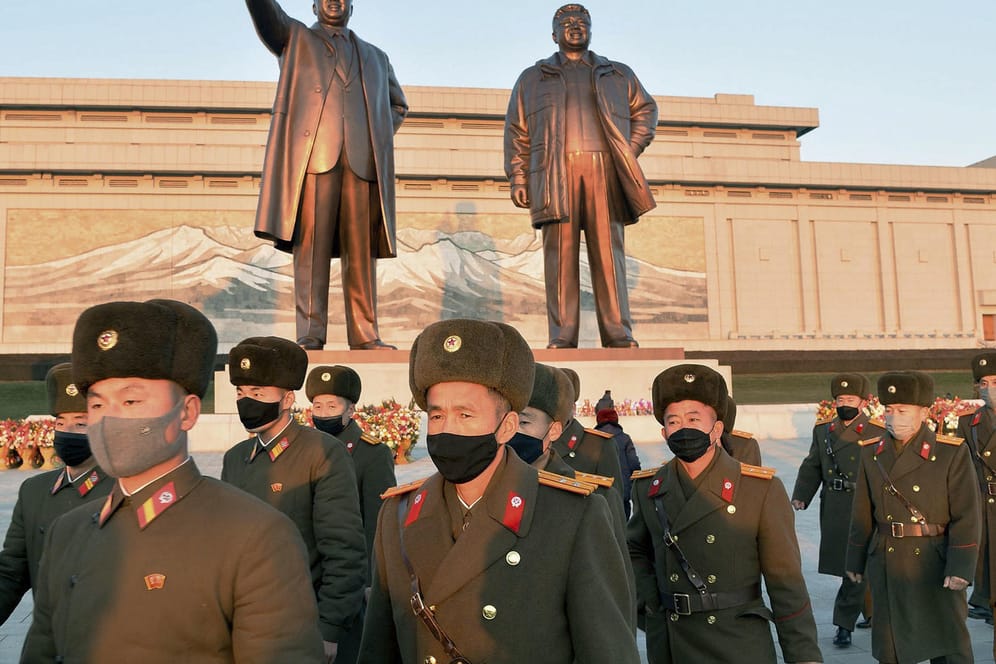Nordkoreanische Soldaten besuchen den Mansu-Berg am 10. Jahrestag des Todes des zweiten Führers Kim Jong Il: Im Hintergrund sind Statuen von Nordkoreas Staatsgründer Kim Il Sung (l) und seinem Sohn Kim Jong Il zu sehen.