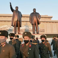 Nordkoreanische Soldaten besuchen den Mansu-Berg am 10. Jahrestag des Todes des zweiten Führers Kim Jong Il: Im Hintergrund sind Statuen von Nordkoreas Staatsgründer Kim Il Sung (l) und seinem Sohn Kim Jong Il zu sehen.