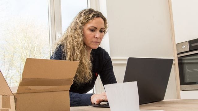 Bestellte Ware ist kaputt geliefert worden? Rückabwicklungen über Zahlungsdienstleister gestalten sich Verbraucherschützern zufolge oft mühsam. Bestellte Ware ist kaputt geliefert worden? Rückabwicklungen über Zahlungsdienstleister gestalten sich Verbraucherschützern zufolge oft mühsam.