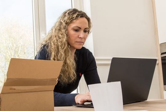 Bestellte Ware ist kaputt geliefert worden? Rückabwicklungen über Zahlungsdienstleister gestalten sich Verbraucherschützern zufolge oft mühsam. Bestellte Ware ist kaputt geliefert worden? Rückabwicklungen über Zahlungsdienstleister gestalten sich Verbraucherschützern zufolge oft mühsam.