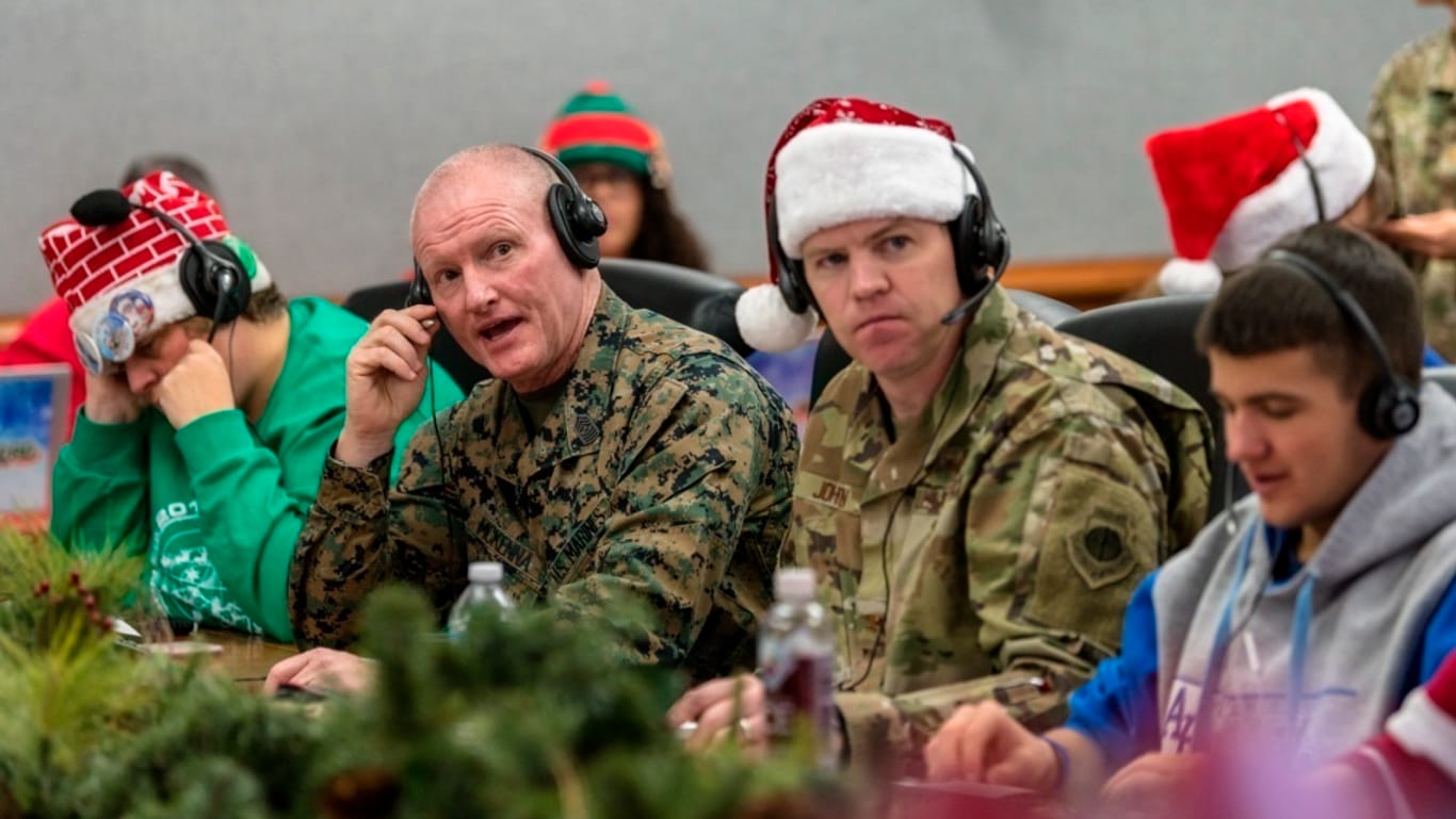 Norad tracks Santa: Jedes Jahr verfolgen Soldaten und Freiwillige Santa Claus auf seiner spendablen Reise.