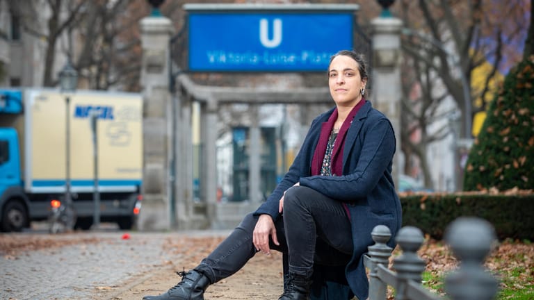 Birgit sitzt vor einer Berliner U-Bahn-Station: In einer Bahn wurde sie von einem Mann belästigt.
